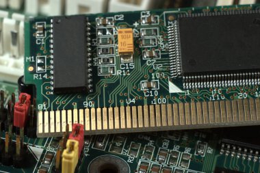 Bilgisayar tamiri için elektronik parçalar. Bir bilgisayar atölyesi reklamı için fotoğraflar