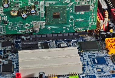 Bilgisayar tamiri için elektronik parçalar. Bir bilgisayar atölyesi reklamı için fotoğraflar