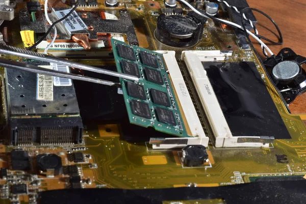 Bilgisayar tamiri için elektronik parçalar. Bir bilgisayar atölyesi reklamı için fotoğraflar