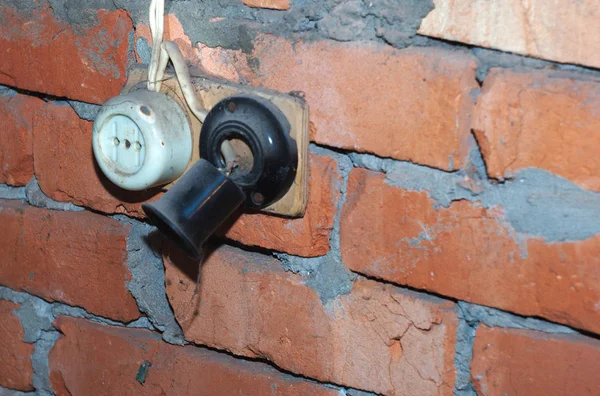 Sığınağın bodrumunda eski elektrikli aletler var.