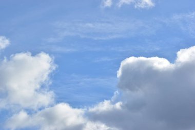 Bulutlar mavi gökyüzüne karşı