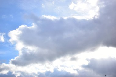 Bulutlar mavi gökyüzüne karşı