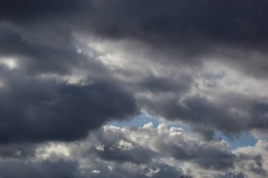 Bulutlar mavi gökyüzüne karşı