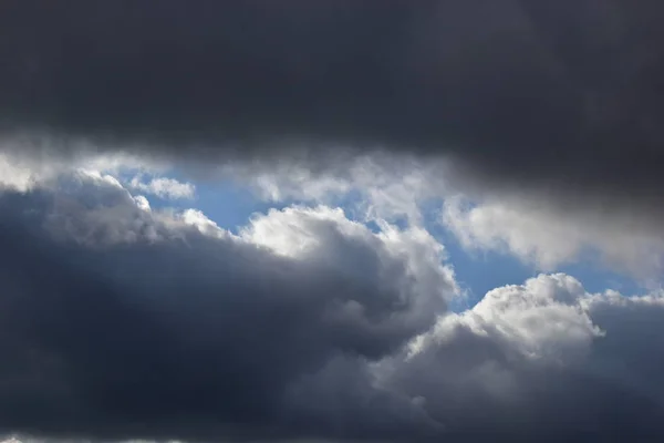 Moln Mot Blå Himmel — Stockfoto