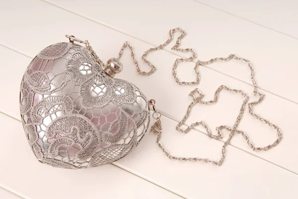Металлическая вечерняя сумка с цепью, сцепление имеет форму сердца — стоковое фото