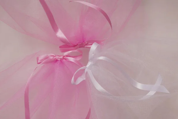 Bågar och brud slöjor, rosa och vita Kapronlinor slöjor, — Stockfoto