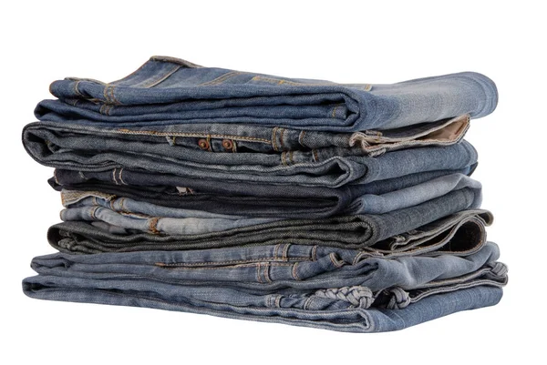 Montão isolado de jeans azul, uma pilha de jeans-desgaste é em branco — Fotografia de Stock