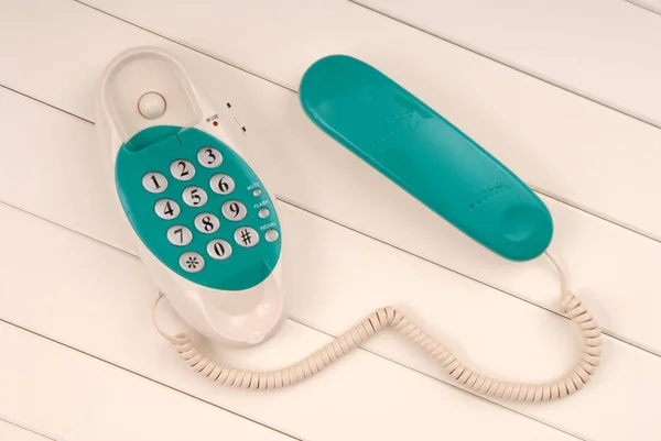 Telefone de casa está no fundo branco, dispositivo de telefone verde está ligado — Fotografia de Stock