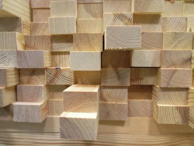 Tahta blokların uçları, düzgünce bir yığın içinde toplanmış.