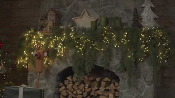 Decorato con luci luminose, candele, alberi e stelle Caminetto di Natale con boschi al rallentatore . — Video Stock