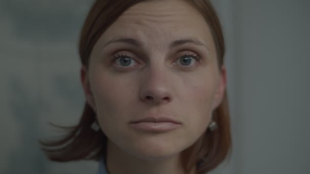 Detailní záběr třicetileté ženy, jak se pomalu dívá na vrásky na čele a na tváři. Ženy šklebí před kamerou. — Stock video