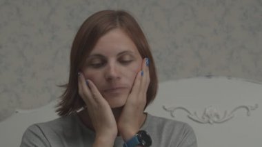 Gri elbiseli genç ve güzel kadınların yakın plan çekiminde yüzüne nemlendirici krem sürüyorlar. Provence 'ın iç kısmında yavaşça oturuyorlar.