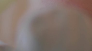 Yeni doğmuş şirin bebek yüzüne ve el sallayan ellere yakın. 