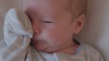 Yeni doğmuş şirin bebek yüzüne ve el sallayan ellere yakın. 