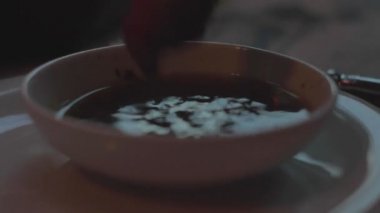 Pesto sosuna batırılmış bir parça ekmekle elinizi kapayın.. 