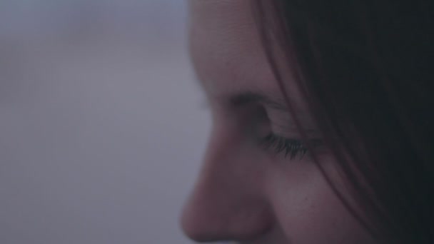 Portrait de brune adulte dans la rue par temps venteux. Gros plan des yeux et du nez de la femme . 