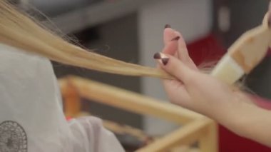 Profesyonel kuaföre yakın çekim. Güzellik salonunda saçları kesilen sarışın bir kadın. Uzun saçlı, sarışın, başını yıkayan kadınlar.. 