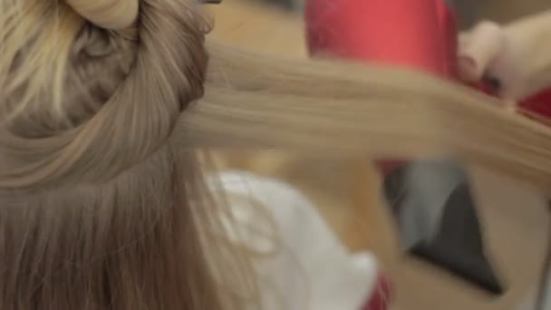 Primer plano de peluquero profesional haciendo rubia femenina con corte de pelo en salón de belleza. Cabello largo mujeres rubias lavando la cabeza . — Vídeos de Stock