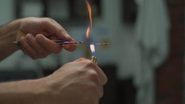 Barbier main tenant et mettant sur le feu lame de rasage par briquet au ralenti . — Video