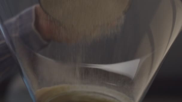Mąka bezglutenowa wlewa się do szklanej miski w zwolnionym tempie. Widok dolny zdrowej kukurydzy i mąki ryżowej spada przez sito. — Wideo stockowe