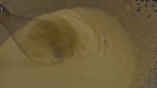 Whisking beslag van glutenvrije bloem met ei voor gezond koekje in slow motion. Maïsgebak met blender. — Stockvideo
