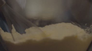 Yumurtalı glütensiz unu çırpın ve sağlıklı kurabiyeleri yavaş çekimde pişirin. Karıştırıcı ile çırpma vurucusu. 