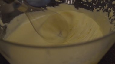 Ağır çekimde sağlıklı kurabiye için yumurtalı glütensiz un çırpıyorum. Karıştırıcılı mısır ekmeği.. 