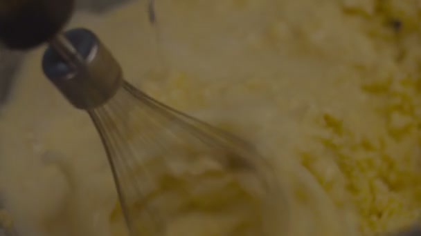 Whisk v bezlepkové mouce s vejcem připravuje zdravé sušenky ve zpomaleném filmu. Šeptající těsto se mixérem. — Stock video