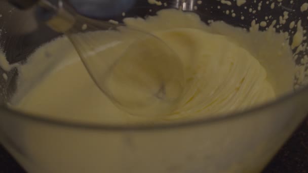 Vispa smet av glutenfritt mjöl med ägg för hälsosam kaka i slow motion. Majsbakverk med mixer. — Stockvideo