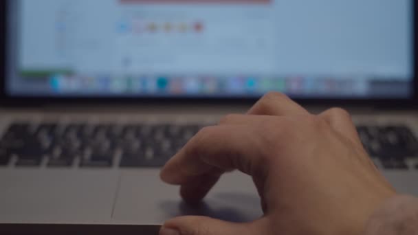 遅い動きでぼやけた画面でラップトップ上のソーシャルメディアページをスクロールする女性の手の閉じる。投稿上のボタンを与える手. — ストック動画
