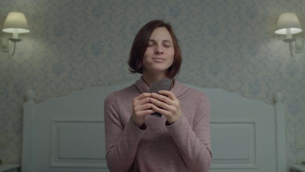 Een jonge brunette eet graag chocoladereep in haar handen. Vrouw met gesloten ogen blij om het dieet te breken door snoep. — Stockvideo