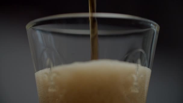 Macro close up of fizzy drink pouring into glass and making bubbles. Soda foam in slow motion. — Stock Video