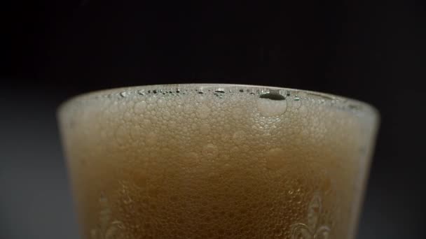 Macro close up de bebida efervescente derramando em vidro e fazendo bolhas. Espuma de refrigerante em câmera lenta . — Vídeo de Stock