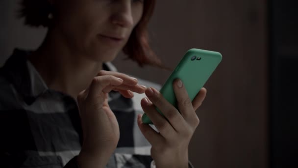Femme freelance tapant sur smartphone, gros plan. Les mains féminines touchant et défilant écran gadget . — Video