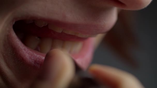 Macro gros plan de rouge à lèvres beige appliqué sur les lèvres féminines au ralenti. Rouge à lèvres rougissant beige femme . — Video