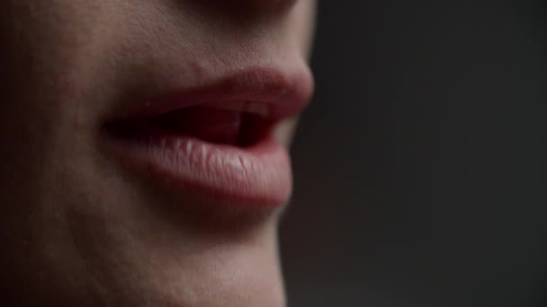 Macro primo piano della bocca femminile che mangia cheeseburger al rallentatore. Donna che morde hamburger con semi di sesamo . — Video Stock