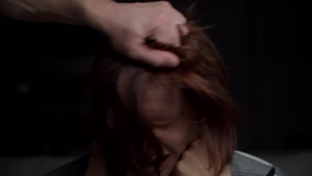 Des hommes qui prennent des cheveux de femme. Mari violant sa femme. Arrêtez le concept de violence domestique. Femme maltraitée et désespérée assise sur le canapé à la maison regardant vers la caméra . — Video