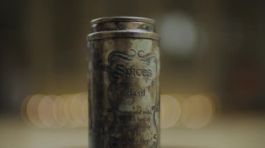 Antik baharat kavanozları yavaş çekimde dönüyor. Fesleğen baharat şişesi 360 derecede yuvarlanıyor.. 