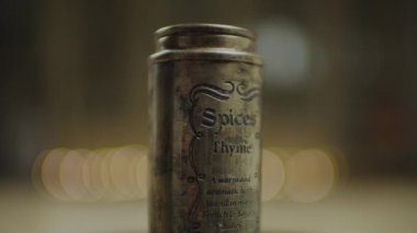 Antik baharat kavanozları yavaş çekimde dönüyor. Kekik baharat şişesi 360 derecede yuvarlanıyor.. 
