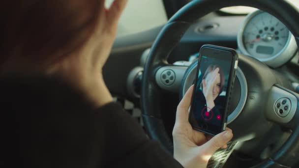 Vrouwelijke volwassen opname selfie video naar sociale media in de auto. gelukkig vrouw lachen met gadget en het maken van grappige gezichten. — Stockvideo