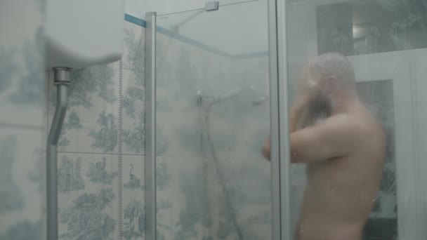 Skallig skäggig man tar dusch vid fönstret i provence badrum i slow motion. — Stockvideo