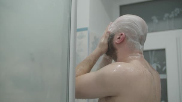 Calvo barbudo hombre tomando ducha por la ventana en provence baño en cámara lenta . — Vídeos de Stock