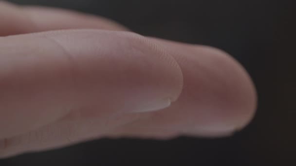 Vue macro des doigts humains. Palme masculine avec empreintes digitales . — Video