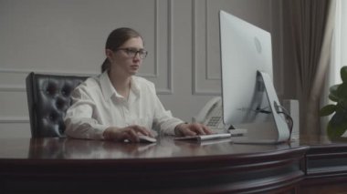 İş yerindeki koltukta monitörle çalışan genç bir iş kadını. Bayan şef, kahve istiyor. Masada bir fincan kahve belirir.. 