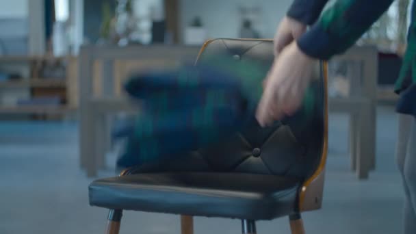 Femme plaçant à la main carreaux de couleur verte plaid sur une chaise en bois en cuir confortable. Meubles en bois sur fond flou . — Video