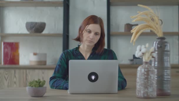 Jonge uitgeputte vrouwelijke werknemer uit de 30 die laptop sluit. Moe vrouw die haar hoofd op de houten tafel laat vallen. — Stockvideo