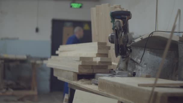 Stolarze pracujący z maszynami w fabryce drewna. Proces produkcji mebli drewnianych. Lokalizacja stolarni. — Wideo stockowe