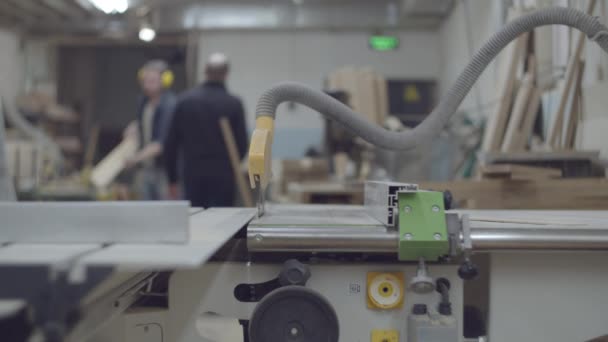 Tesaři pracují na továrně na dřevo se stroji. Výrobní proces dřevěného nábytku. Umístění truhlářské dílny. — Stock video