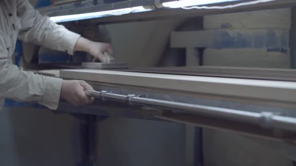 Carpintero trabajando en la máquina pulidora de madera. Proceso de fabricación de muebles de madera. Taller de carpintería . — Vídeo de stock