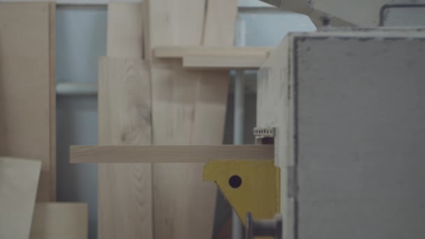 Madeira em máquina de trabalhar madeira em ação. Processos de oficina de carpintaria. Fabricação de móveis de madeira — Vídeo de Stock
